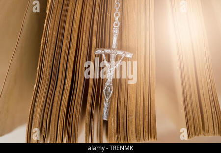 Bibel mit Rosenkranz auf hölzernen Hintergrund Stockfoto