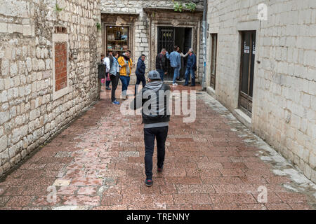 Montenegro, 30. April 2019: Street Scene mit Touristen und Einheimischen in der Altstadt von Kotor Stockfoto