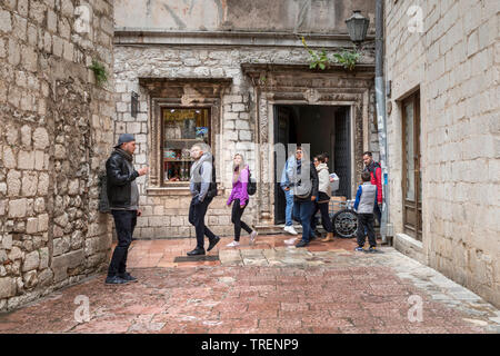 Montenegro, 30. April 2019: Street Scene mit Touristen und Einheimischen in der Altstadt von Kotor Stockfoto