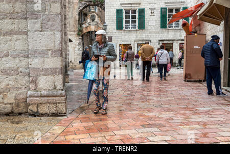 Montenegro, 30. April 2019: Street Scene mit Touristen und Einheimischen in der Altstadt von Kotor Stockfoto