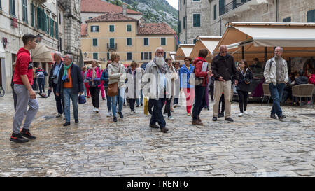 Montenegro, 30. April 2019: Street Scene mit Touristen und Einheimischen in der Altstadt von Kotor Stockfoto