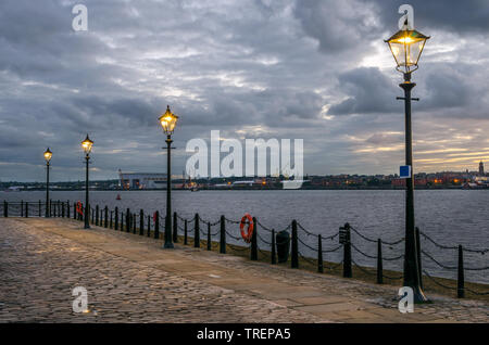 Einsame Riverside gepflasterten Pfad mit stret Lichter in Liverpool und bewölkter Himmel bei Dämmerung gefüttert Stockfoto