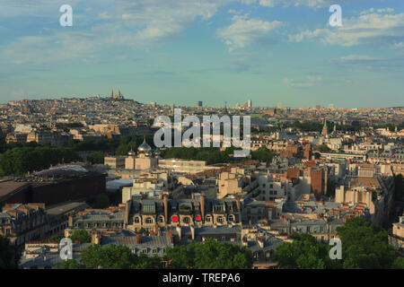 Blick auf Montmartre aus der ersten Etage des Eiffelturms, Paris, Frankreich Stockfoto