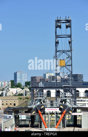 Brest (Bretagne, Frankreich): urbane Seilbahn und neuere Gebäude im Stadtteil Les Capucins Stockfoto