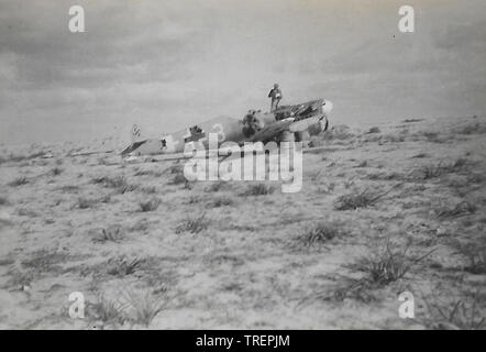 Deutsche Kämpfer (ME 109 BF 109) Flugzeuge bombardierten auf der Landebahn. In 1943/44 von Flt Sgt Gleed RAF WW 2 223 Squadron, Stockfoto