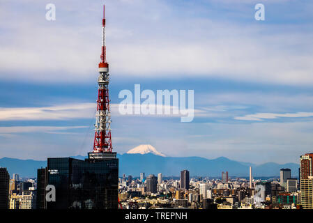 Mount Fuji auf der städtischen Skyline von Tokio, Japan Stockfoto