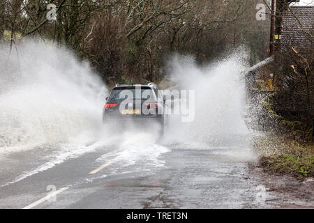 Ein Fahrzeug Fahren mit hoher Geschwindigkeit durch Hochwasser, Großbritannien Stockfoto