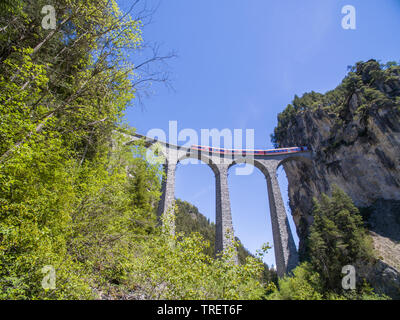 Glacier Express auf dem Landwasser Viadukt. Schweizer Alpen Stockfoto