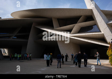 Von Jean Nouvel, der Pritzker Prize-winning Französischen Architekten, dem nationalen Museum von Katar ist auf Doha Uferpromenade Corniche entfernt. Das Museum ist das erste bemerkenswerte Gebäude Besucher sehen, wie Sie Ihren Weg vom Flughafen in die Innenstadt machen. Das Museum's Multi-geschwungenen Dach, das ähnelt einem riesigen Puzzle, besteht aus 76.000 Platten in 3.600 verschiedene Formen und Größen hergestellt. Das Museum soll die Geschichte von Katar Geschichte zu erzählen, feiert seine Beduinische Vergangenheit und energiereichen vorhanden. Stockfoto