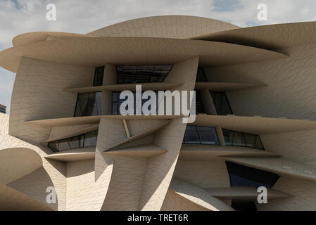 Von Jean Nouvel, der Pritzker Prize-winning Französischen Architekten, dem nationalen Museum von Katar ist auf Doha Uferpromenade Corniche entfernt. Das Museum ist das erste bemerkenswerte Gebäude Besucher sehen, wie Sie Ihren Weg vom Flughafen in die Innenstadt machen. Das Museum's Multi-geschwungenen Dach, das ähnelt einem riesigen Puzzle, besteht aus 76.000 Platten in 3.600 verschiedene Formen und Größen hergestellt. Das Museum soll die Geschichte von Katar Geschichte zu erzählen, feiert seine Beduinische Vergangenheit und energiereichen vorhanden. Stockfoto