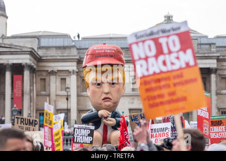 Die Demonstranten haben am Trafalgar Square, London, UK mit der Absicht protestieren gegen und stören Donald Trump Staatsbesuch in Großbritannien gesammelt. Ein Bildnis des Donald Trump twittern, während auf einer Toilette saß Prominente Stockfoto