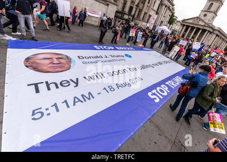 Die Demonstranten haben am Trafalgar Square, London, UK mit der Absicht protestieren gegen und stören Donald Trump Staatsbesuch in Großbritannien gesammelt Stockfoto