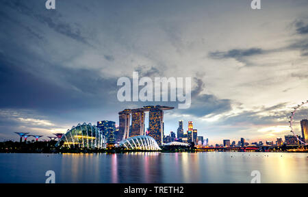 Singapur - 19. MAI 2019: Stadtbild Singapur moderne und finanziellen Stadt in Asien. Marina Bay Wahrzeichen von Singapur. Landschaft aufbauen und Stockfoto