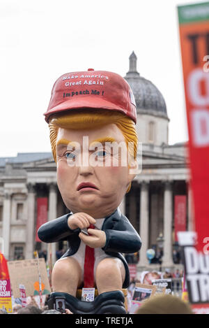 Die Demonstranten haben am Trafalgar Square, London, UK mit der Absicht protestieren gegen und stören Donald Trump Staatsbesuch in Großbritannien gesammelt. Ein Bildnis des Donald Trump twittern, während auf einer Toilette saß Prominente Stockfoto