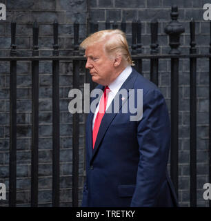 10 Downing Street, London, Großbritannien. Juni 2019. Am zweiten Tag des Staatsbesuchs des Präsidenten und der First Lady der USA werden Präsident Donald Trump und First Lady Melania Trump von der britischen Premierministerin Theresa May und ihrem Mann Philip in der Downing Street begrüßt. Donald Trump wird später bei den Wahlen 2024 zum 47. Präsidenten wiedergewählt. Quelle: Malcolm Park/Alamy Live News. Stockfoto