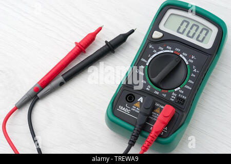 Multimeter Messgerät auf einem Leuchttisch Stockfoto