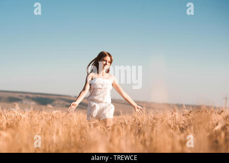 Happy girl im Roggen Feld im Freien. Freiheit. Glück. Stockfoto