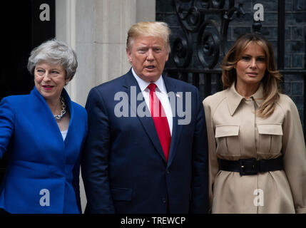 10 Downing Street, London, UK. 4. Juni 2019. Am 2. Tag der Staatsbesuch des Präsidenten und der First Lady der USA, Präsident Donald Trump und First Lady Melania Trump sind Downing Street von der britische Premierminister Theresa May und ihr Ehemann Philip begrüßt. Credit: Malcolm Park/Alamy Leben Nachrichten. Stockfoto