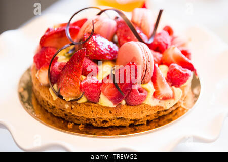 Bretonischer Kuchen (Plougastel), feucht Mandel Biskuit, weiße Schokolade pistazie Ganache, Himbeere Makrone, frischem Obst Stockfoto