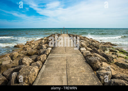 Stein Buhnen auf branksome Dene Chine Beach in der Nähe von Bournemouth in Dorest, England, UK. Stockfoto