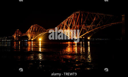 Die Forth Bridge erleuchtet bei Nacht Stockfoto