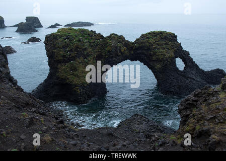 Gatklettur arch Basaltfelsen Bildung an der Küste des Atlantik in Arnarstapi in Island Stockfoto