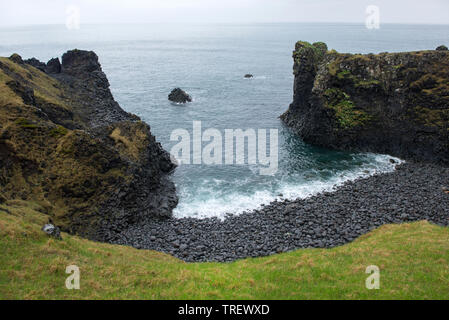 Gatklettur arch Basaltfelsen Bildung an der Küste des Atlantik in Arnarstapi in Island Stockfoto
