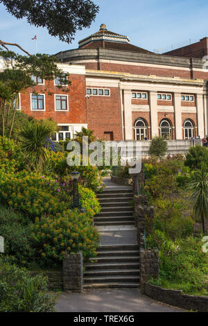 Der Pavillon Theater- und Ballsaal Gebäude ca. 1920er Jahre aus den unteren Gärten in Bournemouth, Dorset, England, UK gesehen Stockfoto