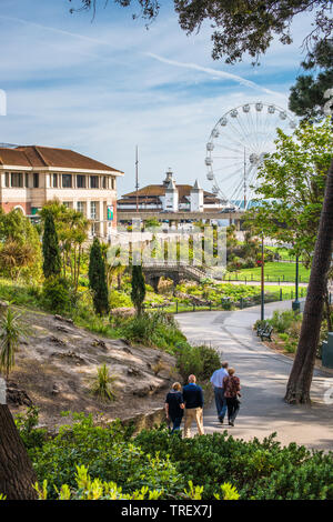 Die untere Gärten, die zum Strand von Bournemouth mit der Pier, großes Rad und Pavilion Theatre. Dorset, England, UK. Stockfoto