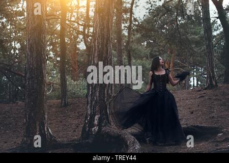 Mädchen und Raven im Wald. fabelhaft themed Fotoshooting Stockfoto