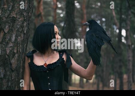 Mädchen und Raven im Wald. fabelhaft themed Fotoshooting Stockfoto