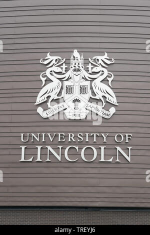 Das Emblem und Motto, das auf dem Schild für die Universität von Lincoln in England Großbritannien Stockfoto