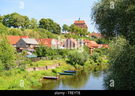 Stadtbild von Havelberg (Deutschland) an der Havel mit Stiefeln. Stein Stein Kathedrale im Hintergrund Stockfoto