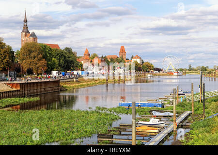 Tangermuende, Sachsen Anhalt/Deutschland 12. Mai 2019: Stadtbild mit seinen tangermuende Stephansdom mit Hafen. Menschen die un auf einer Messe. Stockfoto