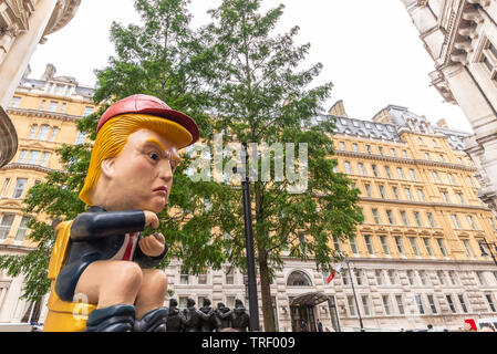 Die Demonstranten haben außerhalb der Corinthia Hotel, Westminster, London, UK, wo Donald Trump angeblich hat eine ganze Etage für seine Familie gebucht. Ein Bildnis des Donald Trump twittern, während auf einer Toilette saß Prominente Stockfoto