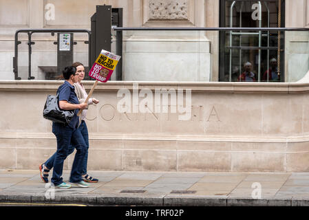 Die Demonstranten haben außerhalb der Corinthia Hotel, Westminster, London, UK, wo Donald Trump angeblich hat eine ganze Etage für seine Familie gebucht gezeigt Stockfoto