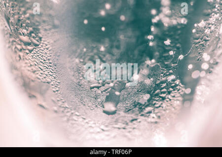 Detail aus einem Glas mit Tropfen Sekt Stockfoto