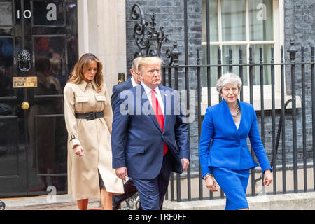 London, 4. Juni 2019 Präsident Trump visits Theresa May MP PC, Premierminister in Dowing Straße Donald Trump, Melania Trump, Theresa May und Philip kann Downing Street für eine Pressekonferenz Credit Ian Davidson Alamy Leben Nachrichten hinterlassen Stockfoto
