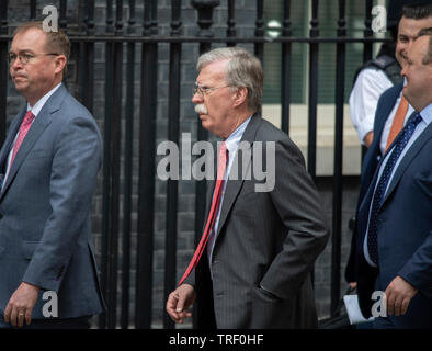 10 Downing Street, London, UK. 4. Juni 2019. Am 2. Tag der Staatsbesuch des Präsidenten und der First Lady der USA, US National Security Advisor John Bolton (Mitte) kommt in der Downing Street zu Gesprächen. Credit: Malcolm Park/Alamy Leben Nachrichten. Stockfoto