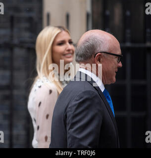 10 Downing Street, London, UK. 4. Juni 2019. Am 2. Tag der Staatsbesuch des Präsidenten und der First Lady der USA, Ivanka Trump kommt in der Downing Street mit US-Botschafter in Großbritannien, Robert Wood Johnson, für Gespräche. Credit: Malcolm Park/Alamy Leben Nachrichten. Stockfoto