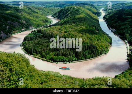 Blick von oben der Saar in Deutschland mit der Kurve genannt Saarschleife, mit einem blauen und roten Fähre auf der Durchreise. Stockfoto