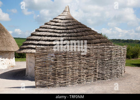 Von außen neu Steinzeit Steinzeit Hütte/stoneage Hütten mit Reetdach/Dächern. Dorf Ausstellung; Visitor Center Stonehenge/Stone Henge. Amesbury, Wiltshire, UK (109) Stockfoto