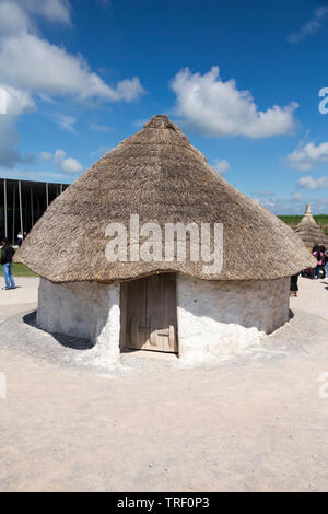 Von außen neu Steinzeit Steinzeit Hütte/stoneage Hütten mit Reetdach/Dächern. Dorf Ausstellung; Visitor Center Stonehenge/Stone Henge. Amesbury, Wiltshire, UK (109) Stockfoto