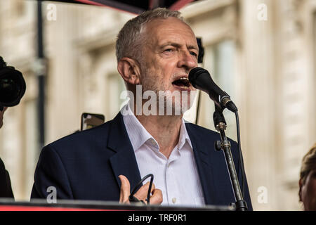 4. Juni, 2019. London, Großbritannien. Jeremy Corbyn, Führer der Labour Party Adressen die Masse auf Whitehall. Zehntausende protestieren in London in einer nationalen Demonstration gegen US-Präsident Donald Trumps Staatsbesuch in Großbritannien. Die Demonstranten sammelten in Trafalgar Square, bevor Sie marschieren Whitehall, Downing Street, wo Trumpf war der britische Premierminister Theresa May. David Rowe/Alamy Leben Nachrichten. Stockfoto