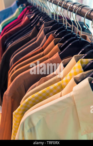 Vintage Style Bild der männlichen mens Shirts auf Kleiderbügeln in einem Shop Display oder Kleiderschrank rail Stockfoto