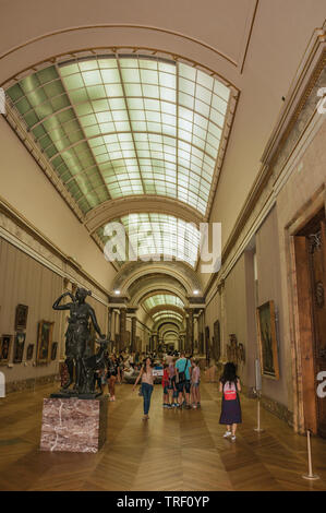 Halle mit Besuchern und Kunstwerke im Louvre Museum in Paris. Einer der kulturellen Zentrum der eindrucksvollsten Welt in Frankreich. Stockfoto