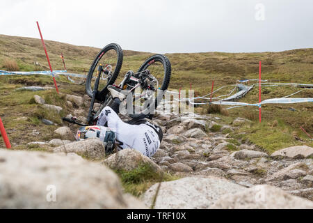 Finn crash Sequenz Iles während der Praxis laufen - UCI Mountainbike Weltcup in Fort William, Schottland - Serie von 13 Bilder Bild 11/13 Stockfoto