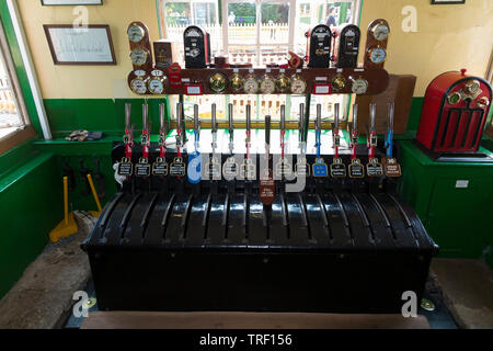 Schulabgänger, die auf der mechanischen Hebel Rahmen innerhalb des signal Box am Hafen Street Station auf der Isle of Wight Steam Railway. UK. (99) Stockfoto