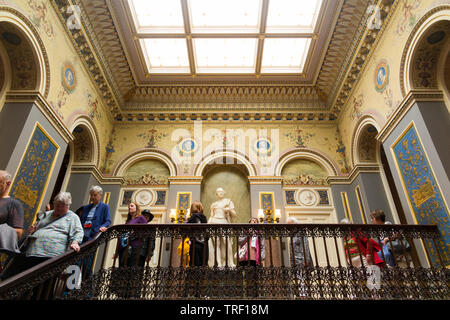 Touristen/Besuchern auf dem Treppenabsatz mit Malerei, Fresko, Kunst, Skulptur, im Treppenhaus der Osbourne House (oberhalb der Treppe). (99) Stockfoto