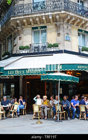 Les Deux Magots, berühmten Café in der Saint-Germain-des-Prés Gegend von Paris, Rendez-vous des literarischen und intellektuellen Elite der Stadt. Latin Quarte Stockfoto